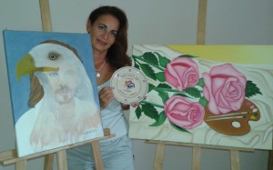 La pittrice Angela Loprete con i quadri vincitori