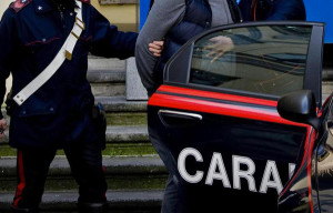Ingoia involucro con droga durante controllo dei Carabinieri, arrestato