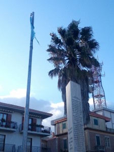 Soverato – Bandiera stracciata in Via Trento e Trieste