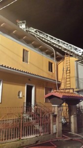 Incendio del tetto di un’abitazione a Palermiti, intervento dei vigili del fuoco