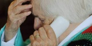 Adottare telefonicamente gli anziani che vivono da soli e senza nessuno