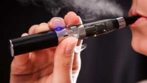 Sigarette elettroniche “nocive per la salute”, a dirlo il commissario europeo per la Salute