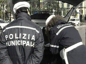 Catanzaro Lido – Polizia locale contro ambulanti abusivi, vigilessa contusa