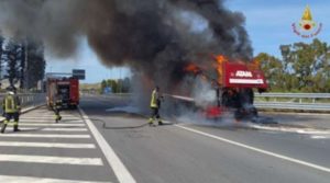 Autobus prende fuoco sulla SS 106, autista tratto in salvo