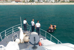 Guardia Costiera soccorre due persone su un acqua scooter in panne