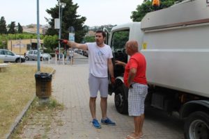 FOTO NEWS | Soverato – Un buon sindaco si sporca anche le mani