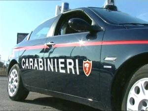 Minaccia carabinieri con una falce, arrestato