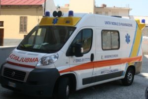 Auto si ribalta in centro a Reggio Calabria, muore 76enne