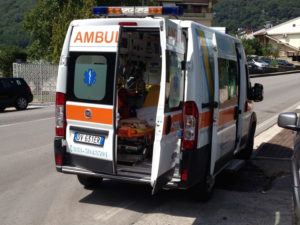 Scontro con auto dei carabinieri sulla Ss 106, un morto