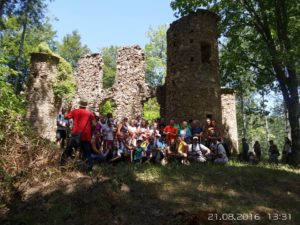 escursionisti presso Castello della Baronessa