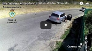 VIDEO | Soverato – Abbandonano rifiuti in strada, multati