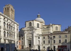 Sorpreso a fare pipì contro muro chiesa a Venezia, 10mila euro di multa per professore catanzarese