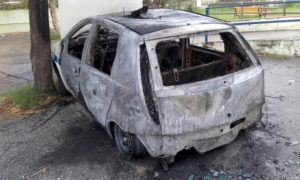 Auto dei vigili urbani incendiata a Satriano, denunciata 49enne
