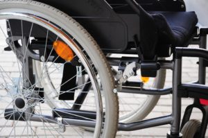 Diagnosi errata confina un uomo per 43 anni su sedia rotelle. Ora cammina