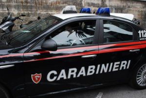 Cerca di colpire i carabinieri con una bastone, arrestato