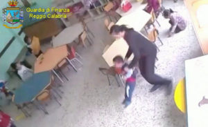 Due insegnanti arrestate per maltrattamenti su bambini