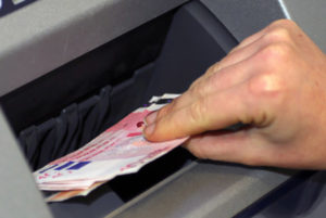 Catanzaro – Tentano di scassinare bancomat, messi in fuga da Polizia
