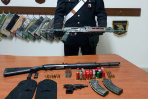 Mitra Kalashnikov, un fucile a pompa e munizioni in casa, arrestato 46enne