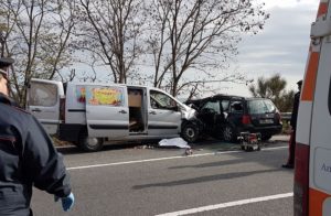 Soverato – Scontro tra auto e furgone sulla SS 106, muore 67enne