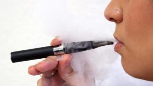 La sigaretta elettronica una “grave minaccia” per la salute pubblica? Uno studio lancia l’allarme