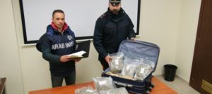 Tre chili di marijuana in valigia, padre e figlio arrestati