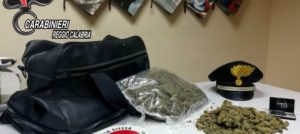 Mezzo chilo di marijuana nascosto in un borsone dentro casa, arrestato 35enne