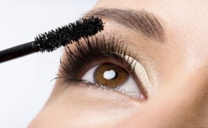 Cosmetici cancerogeni, studio svizzero: “Attenti al mascara”. Problemi anche per gli eyeliner