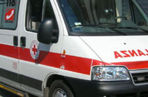 Ambulanza prende fuoco ed esplode, nessun ferito