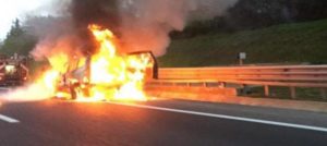 Auto in fiamme lungo la Statale 522, illeso il conducente