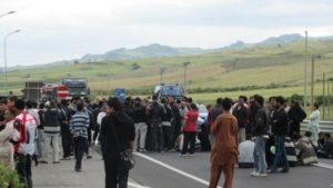 Scarsa qualità di cibi e mancato pocket money, migranti protestano sulla Statale 106