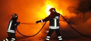 Due incendi nella notte, in fiamme anche l’auto di un dipendente Aterp