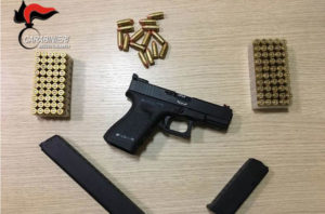 Armi e munizioni nascoste nel bagno di casa, 46enne arrestato