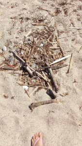 Soverato – Spiaggia libera sporca in località “San Nicola”
