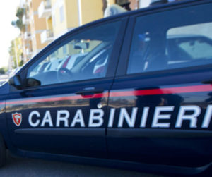 Danneggia a bastonate l’auto dei carabinieri, 33enne arrestato