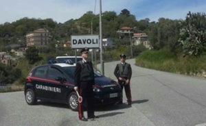 Davoli – In trasferta dalla Campania rapinano e picchiano un ragazzo all’interno della sua abitazione, 2 arresti