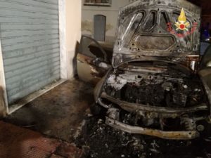 Incendio di un’auto a Lamezia Terme