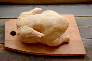 Lavare il pollo crudo potrebbe causare rischi alla salute