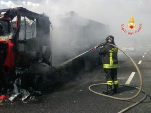 Tir si incendia sulla Ss 280 in località Germaneto