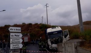 Camion si schianta sulla rotatoria Università in località Germaneto