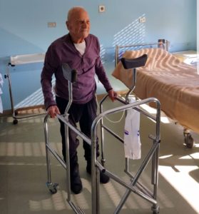 Anziano di 100 anni operato all’Ospedale di Soverato due giorni fa, oggi già cammina