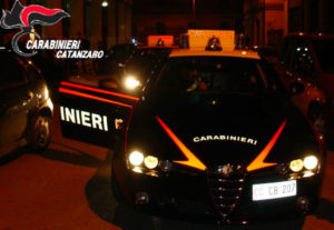 Catanzaro – Carabiniere interviene per sedare lite familiare ma viene aggredito, 33enne arrestato
