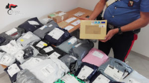Sottraeva corrispondenza e pacchi, arrestato dipendente delle Poste