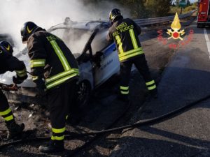 Auto in fiamme sulla Statale 106