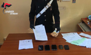 Davoli – Si finge poliziotto per estorcere denaro, 31enne arrestato