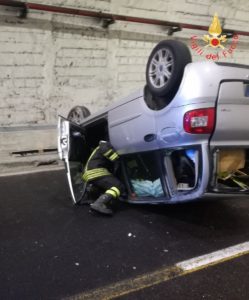 Catanzaro – Fiat Multipla si ribalta in galleria, ferito il conducente