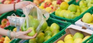 Dal 1 gennaio sacchetti per frutta e verdura a pagamento, Codacons denuncia: “Una nuova tassa per i consumatori”