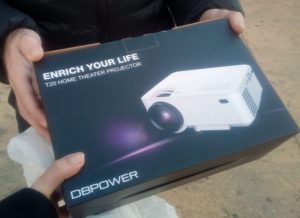 “Universo Minori” dona un videoproiettore al comitato “Collaborare Insieme” di Vena di Maida