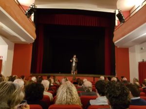 Chiaravalle Centrale, Enzo D’Arco conquista il pubblico del teatro Impero