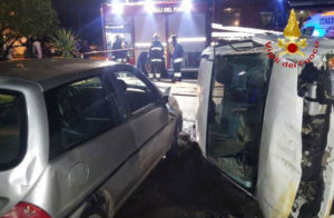 Incidente sulla Sp1: sbanda e finisce contro auto in sosta, muore 28enne