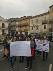 Chiaravalle Centrale, va via la dirigente scolastica: studenti in piazza